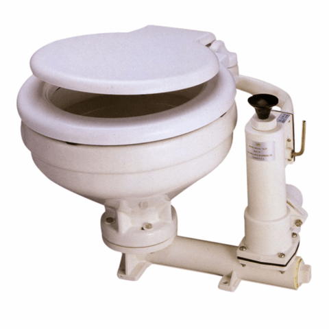 Standard toilet med hvidt plastsæde og låg.